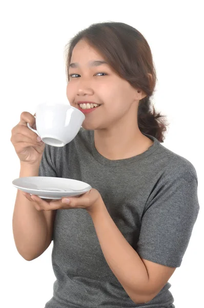 Aziatisch meisje drinkt met een witte beker — Stockfoto