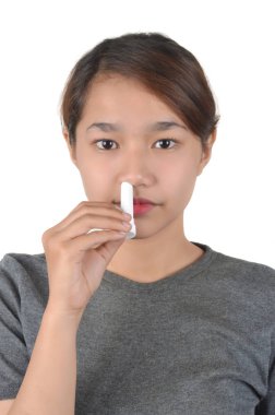 Asyalı kız burun inhaler tutar