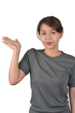 Elinde bir şey sunan güzel genç kadın