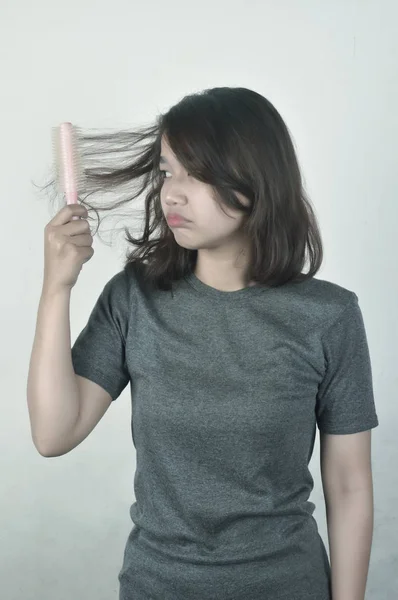 Gadis Asia dengan baju santai menyisir rambut mereka — Stok Foto