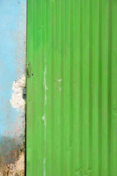 Цинковая дверь — стоковое фото