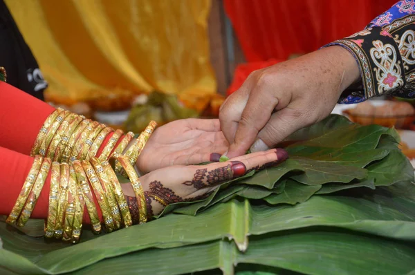 Noiva tradicional do casamento indonésio de Bugisnese — Fotografia de Stock