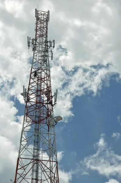 Torre de telecomunicaciones — Foto de Stock