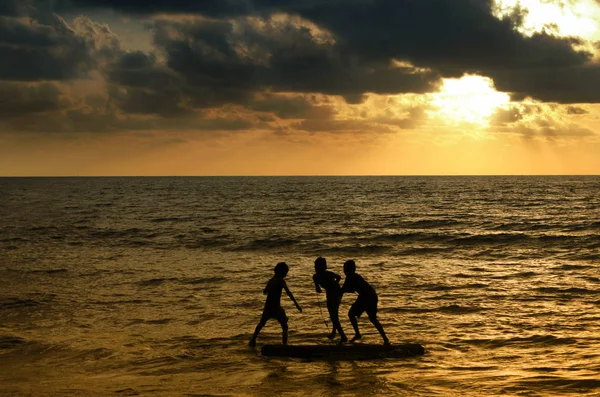 Silhouette von Kindern — Stockfoto