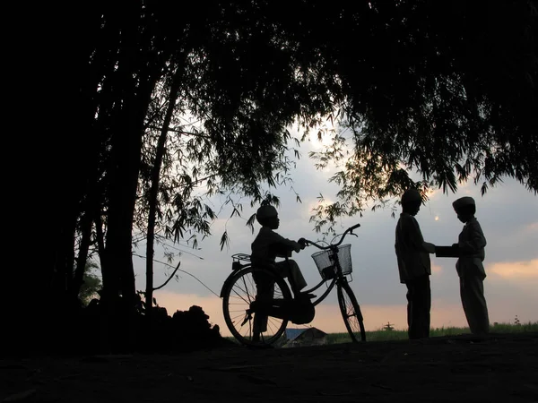 Silhouet van kinderen — Stockfoto