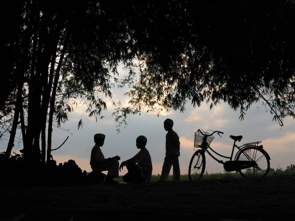 Silhouette dei bambini — Foto Stock