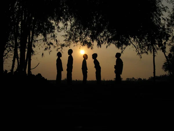 Silhouette von Kindern — Stockfoto