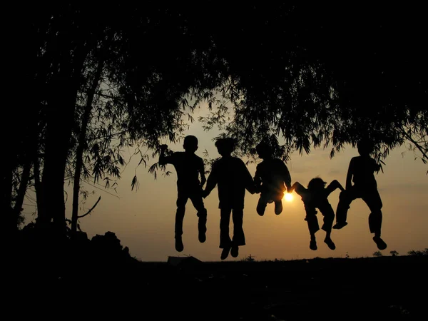 Silhouette dei bambini — Foto Stock