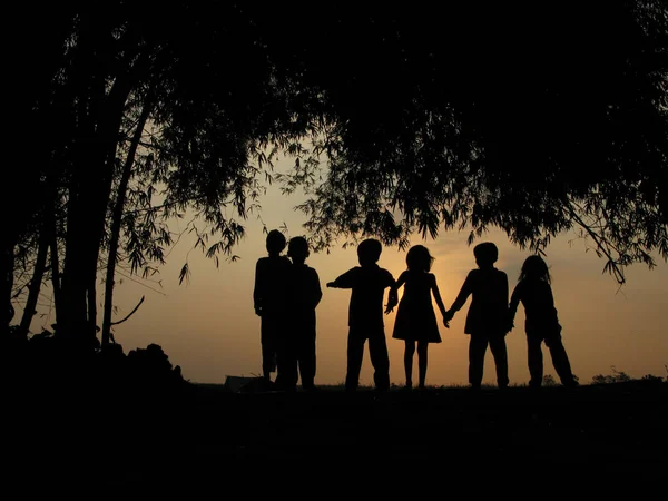 Silhouette von Kindern — Stockfoto