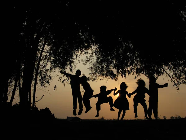 Silhouette dei bambini — Foto Stock