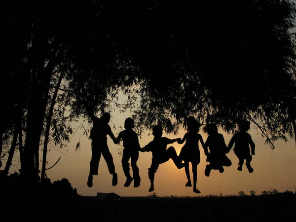 Silhueta de Crianças — Fotografia de Stock