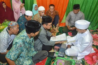 TARAKAN - INDONEZYA, 6 Aralık 2018: Endonezya düğün töreni genellikle gelinin evinde veya camide yapılır