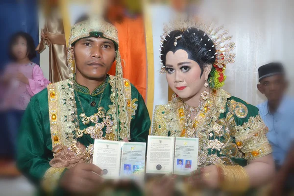 Tarakan Indonésie Novembre 2017 Mariée Bugis Indonésienne Montrant Livre Mariage — Photo
