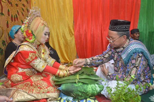 塔拉坎 印度尼西亚 2018年4月4日 Mappacci 是印度尼西亚未来新娘或新郎在婚礼前一天举行的传统婚礼 — 图库照片