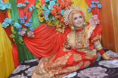 TARAKAN - INDONEZYA, 4 HAZİRAN 2018: Bugis gelinliği giymiş güzel bir böceğin portresi düğün gününden önce ya da düğün gününde