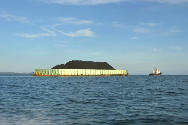 Vlečný Člun Táhnoucí Těžký Naložený Člun Uhelné Plavby Moři Tarakan — Stock fotografie