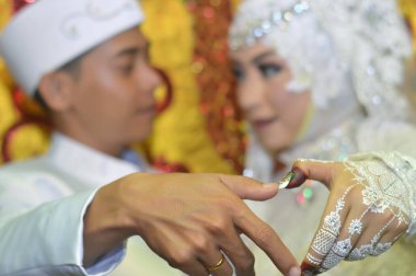 TARAKAN - İNDONEZYA 6 ARALIK 2018: Gelin ve damat parmaklarından aşk şekilleri yapıyor, lens parmaklarına odaklanıyor