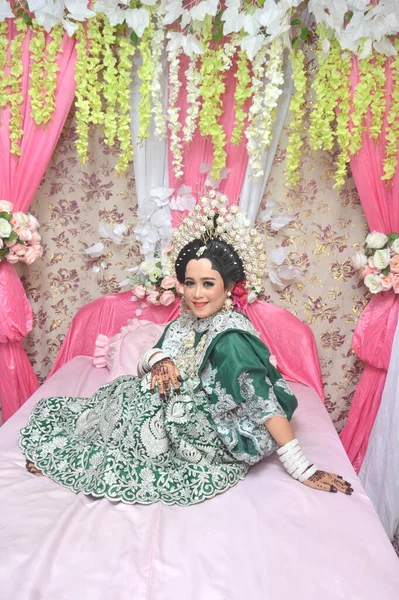 2019年3月16日 印度支那 美丽的印度尼西亚新娘高兴地穿着传统的Bugisnese新娘的婚纱出现在婚房里 — 图库照片