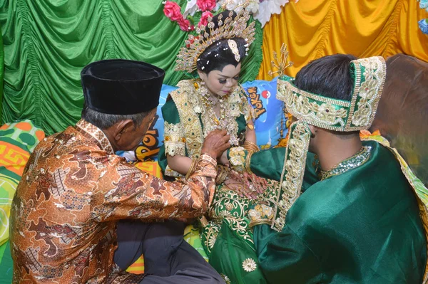 Tarakan Indonesia September 2017 Mappasikarawa Bugis部落婚礼传统在新郎新娘第一次见面时完成 — 图库照片