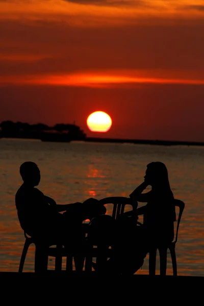 Silhouette Una Coppia Sulla Spiaggia Losari Makassar Indonesia — Foto Stock