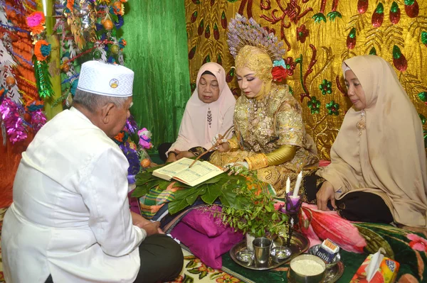 Tarakan Indonésie Décembre 2018 Khatam Coran Par Une Mariée Bugis — Photo