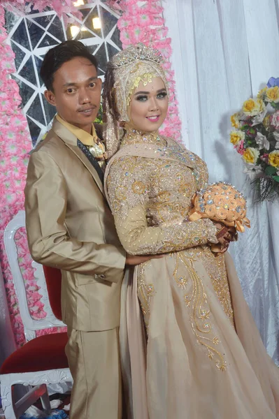 2018年4月5日 印度尼西亚首都塔拉坎 印度支那 印度尼西亚新婚夫妇身着褐色泡菜服装 — 图库照片