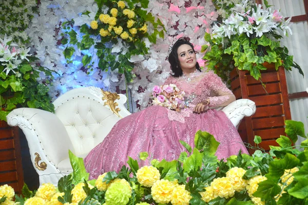 2019年3月16日 印度尼西亚首都塔拉坎 印度尼西亚一位漂亮的新娘在结婚前或结婚当天穿婚纱的肖像 — 图库照片