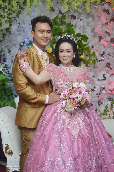 Таракан Индонезия Марта 2019 Года Индонезийские Супруги Счастливы Носить Свадебное — стоковое фото