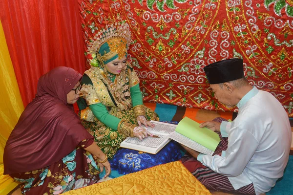 Tarakan Indonesia Febbraio 2018 Khatam Qur Una Sposa Bugis Indonesiana — Foto Stock