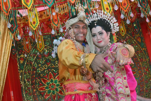 2017年11月5日 印度支那 印度尼西亚布吉人新婚夫妇身着定制婚纱 在婚宴祭坛前摆姿势 — 图库照片