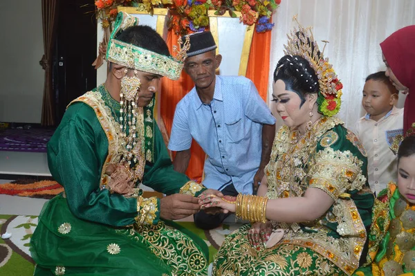 塔拉坎 印度尼西亚 2017年11月5日 印度尼西亚新郎将戒指绑在新娘的手指上 — 图库照片