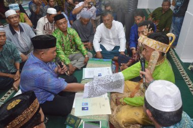 TARAKAN - Indonezya, 5 Nisan 2018: Endonezya düğün töreni genellikle gelinin evinde veya camide yapılır