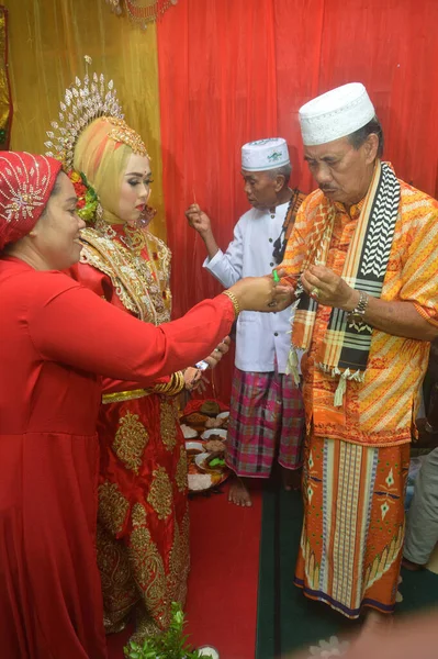 タラカン インドネシア April 2018 インドネシアの伝統的な結婚式 マッパッチ 結婚式の前日に新郎新婦候補者 — ストック写真