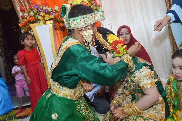 Tarakan Indonézie Září 2017 Ženich Páruje Zlatý Řetízek Nevěstě — Stock fotografie