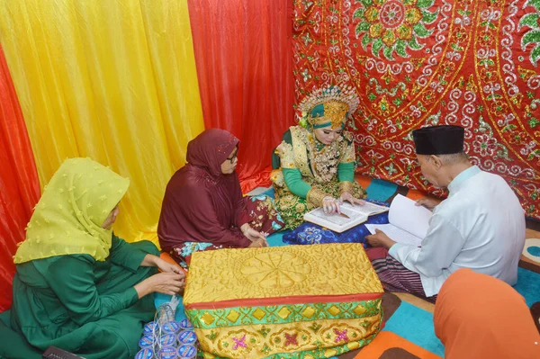 Tarakan Indonesia February 2018 Hatam Qur Індонезійською Багі Нареченою Перед — стокове фото