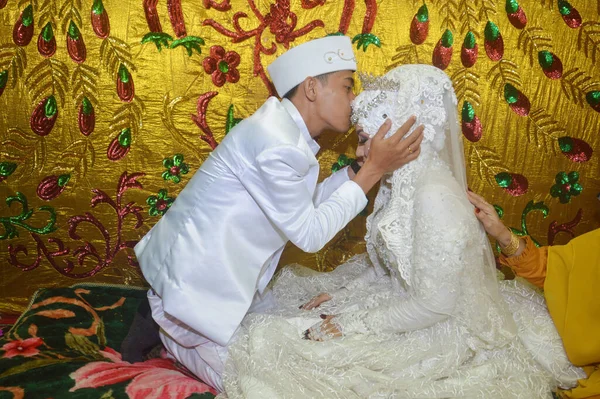 Tarakan Indonesia December 2018 Groom Kisses Bride Forehead Sign Affection — Stock Photo, Image