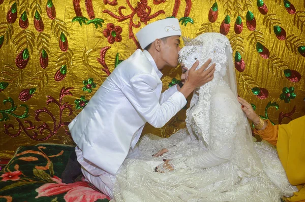 Tarakan Indonesia Diciembre 2018 Novio Besa Frente Novia Como Señal — Foto de Stock