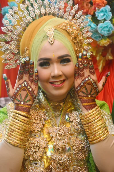 Tarakan Indonesia Abril 2018 Retrato Una Hermosa Novia Bugis Vestida —  Fotos de Stock