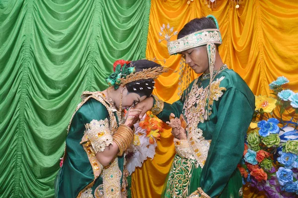 Tarakan Indonesia September 2017 Indonesian Bride Kisses Groom Hand Sign — Stock Photo, Image