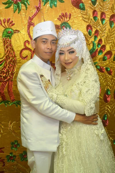 Tarakan Indonesja Grudzień 2018 Indonezyjskie Pary Ślubne Pozowały Przed Ołtarzem — Zdjęcie stockowe