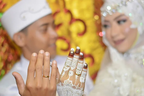 Tarakan Indonezya Aralik 2018 Beyaz Kebaya Endonezyalı Gelinlerin Parmaklarında Tente — Stok fotoğraf