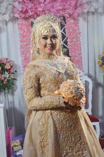 Tarakan インドネシア 5エイプリル2018 インドネシアの花嫁は茶色のケバヤの衣装を着ていました — ストック写真