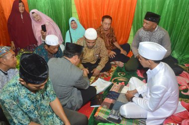 TARAKAN - INDONEZYA, 6 Aralık 2018: Endonezya düğün töreni genellikle gelinin evinde veya camide yapılır