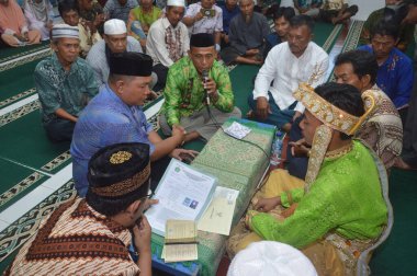 TARAKAN - Indonezya, 5 Nisan 2018: Endonezya düğün töreni genellikle gelinin evinde veya camide yapılır