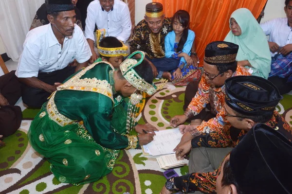 Таракан Індонезія Новембір 2017 Наречений Підписує Документ Релігійного Відділу — стокове фото
