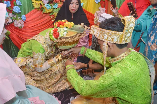 Таракан Индонезия Апреля 2018 Года Индонезийская Невеста Целует Руку Жениха — стоковое фото