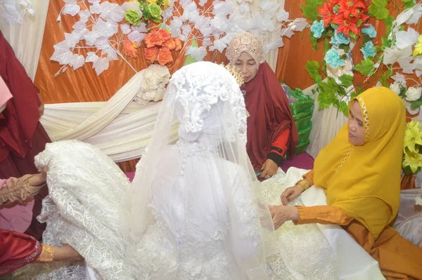 Tarakan インドネシア 2018年12月6日 Mappasikarawa ブギス族の結婚式の伝統は花嫁と新郎の最初の会議で行われます — ストック写真