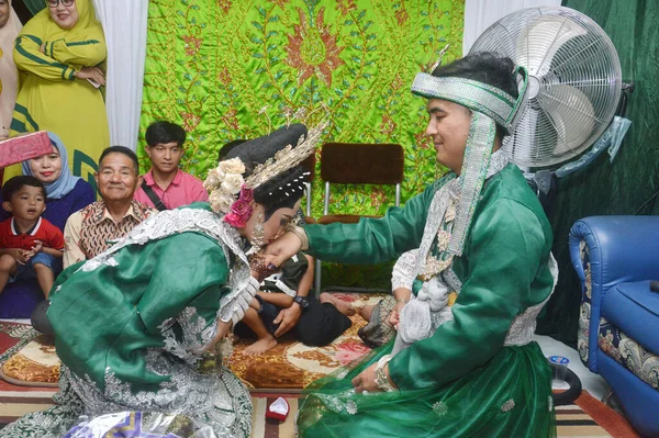 塔拉坎 印度尼西亚 2019年3月16日 印度尼西亚新娘亲吻新郎的手以示尊重 — 图库照片