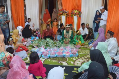 TARAKAN - INDONEZYA, 5 Kasım 2017: Endonezya düğün töreni genellikle gelinin evinde veya camide yapılır