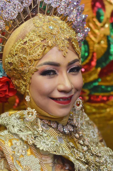 塔拉坎 印度尼西亚 2018年12月5日 一个穿着传统布吉人新娘婚纱的漂亮新娘在婚礼前或婚礼当天的肖像 — 图库照片
